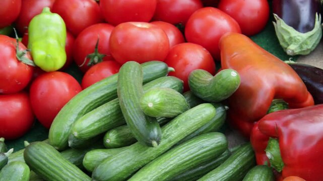 &eacute;tal de l&eacute;gumes sur un march&eacute;, en gros plan.