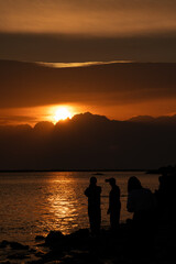朝焼けの立山連峰と海岸に集う人々【雨晴海岸】