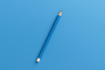 Naklejka premium Stationery items featuring a blue pencil arranged flat for school use