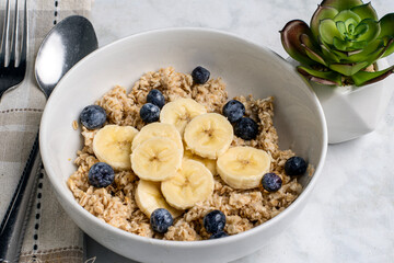 oatmeal top with bannanas and blue berries