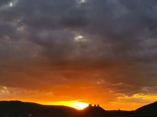 Sonnenuntergang mit Abendrot mit dichter Bewölkung