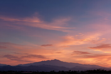 Obraz premium breathtaking summer sunset over majestic mountains reflecting vibrant hues of orange pink and purple in sky