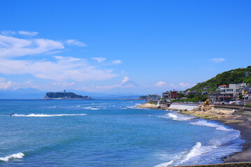 夏の湘南海岸と、江の島の風景で、夏休みのイメージ
