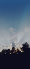 Der Abendhimmel mit Wolken und Sonnenstrahlen weich