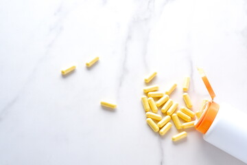 健康増進のためにカプセルのサプリメントを飲む
