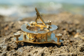kompas rozłożony na tle skał i wody w naturalnym środowisku © siwyk