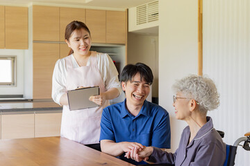 明るい介護イメージ