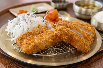 well-plated pork cutlet 플레이팅 이 잘된 돈까스