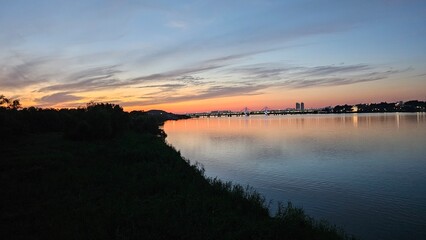 양화대교를 중심으로 서울 한강에 비친 붉은 노을과 도시의 불빛