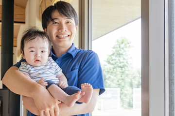 赤ちゃんを抱っこする保育士