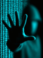 Mano humana interactuando con código digital abstracto en fondo oscuro