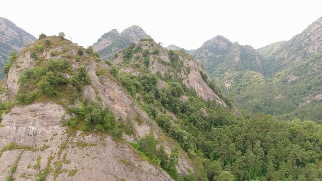Monta&ntilde;as boscosas en el embalse de La Baells, Catalu&ntilde;a, Espa&ntilde;a. Paisaje natural monta&ntilde;oso y con r&iacute;o un d&iacute;a nublado.