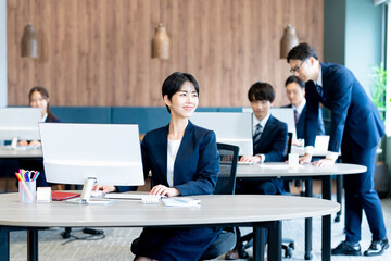 オフィスで働くビジネスウーマン