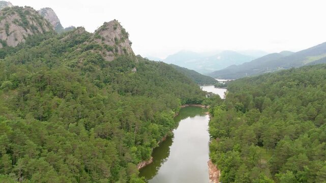 Vista a&eacute;rea del paisaje natural del Embalse de La Baells. R&iacute;o verde rodeado de bosques y monta&ntilde;as. Catalu&ntilde;a, Espa&ntilde;a.