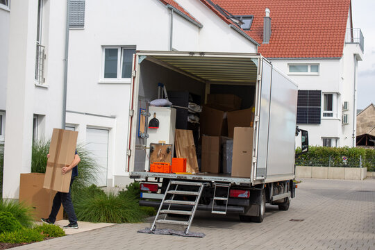 Umzug Symbolbild: LKW vor einem Wohnhaus wird gerade entladen