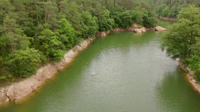 R&iacute;o tropical rodeado de bosque y monta&ntilde;a. Embalse de La Baells, Catalu&ntilde;a, Espa&ntilde;a.