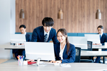 オフィスで働くビジネスパーソン