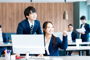 オフィスで働くビジネスパーソン