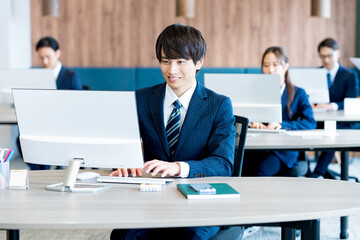 オフィスで働く若いビジネスマン