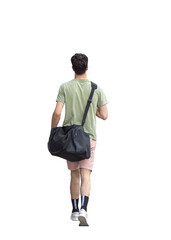Jeune homme d’environ 25 ans vu de dos, marchant avec un sac de sport en bandoulière, vêtu d’un t-shirt vert, short rose et baskets, en été