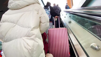 Traveling tips for efficient luggage handling at busy transport hubs during peak times