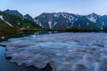 朝の八方山と八方池風景