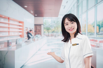 化粧品店で働く若い女性スタッフ