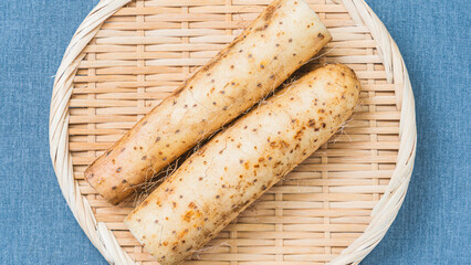 竹ざるに並べたカット長芋