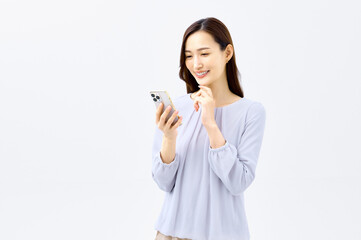 スマホを見る若い女性 ビジネスウーマン　主婦