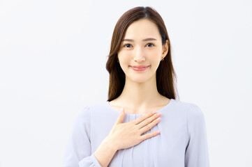 手を胸に当てる女性　真心