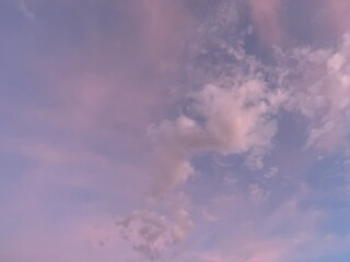 bewölkter Himmel nach Sonnenuntergang