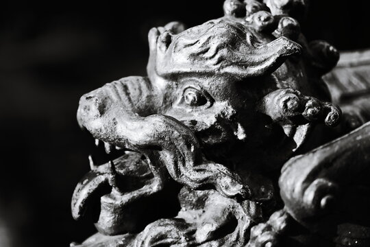 Naklejki A classic black and white photograph of a statue, perfect for use in art or history contexts