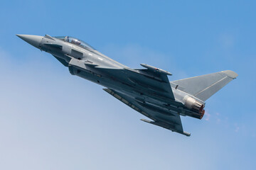 Avión de combate de ala delta maniobrando en vuelo