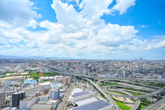 澄んだ青空の日に撮影した都会の高速道路と街並みの俯瞰風景　～東大阪JCT～　【大阪都市風景】