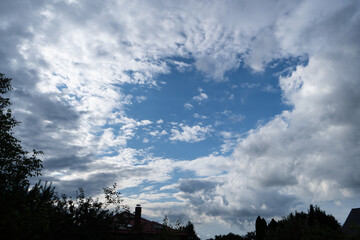 na niebie chmury układają się w serduszko © rob