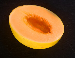 Halbe Honigmelone entkernt
