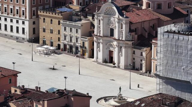 Piazza del Duomo e Il centro storico a L'Aquila, Abruzzo, Italia.
Vista Aerea del centro de L'Aquila.
