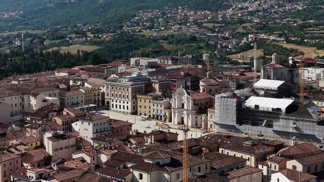 Piazza del Duomo e Il centro storico a L'Aquila, Abruzzo, Italia.
Vista Aerea del centro de L'Aquila.