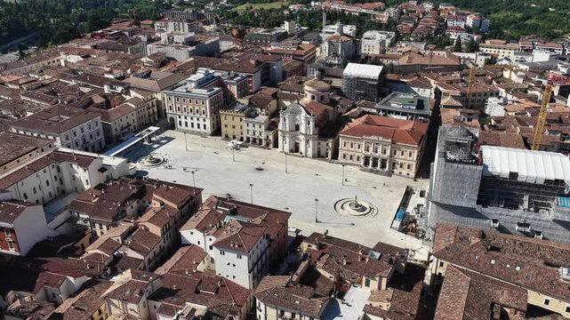Piazza del Duomo e Il centro storico a L'Aquila, Abruzzo, Italia.
Vista Aerea del centro de L'Aquila.