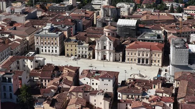 Piazza del Duomo e Il centro storico a L'Aquila, Abruzzo, Italia.
Vista Aerea del centro de L'Aquila.