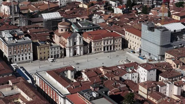 Piazza del Duomo e Il centro storico a L'Aquila, Abruzzo, Italia.
Vista Aerea del centro de L'Aquila.