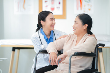 Obraz premium experienced female medical professional explains test results to a female patient during a clinic consultation. reviewing reports and discussing diagnosis and treatment options.compassionate care
