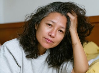 Obraz premium Contemplative portrait of a woman in natural light setting emotions lifestyle intimate view reflection