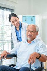 Obraz premium Asian healthcare professionals conduct medical consultations with senior patients using digital technology. Doctor examines elderly woman with stethoscope during comprehensive checkup