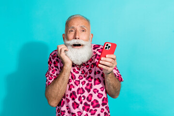 Photo of attractive senior bearded man scared hold device dressed stylish pink leopard print...