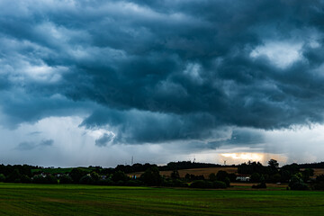 Dunkle Wolken eines aufziehenden Gewitters