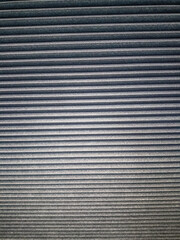 Obraz premium Horizontal blind texture with dark gray color, giving a modern and industrial impression.