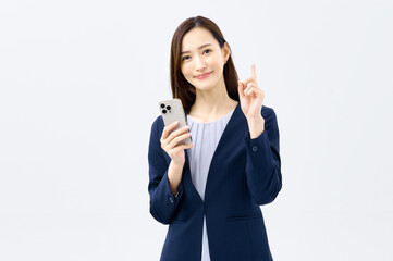 スマホを持って紹介するビジネスウーマン　スーツの女性