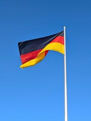 Deutsche Flagge vor blauem Himmel