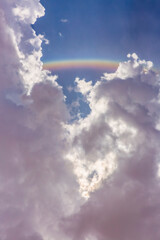 Obraz premium Halo solar cubierto parcialmente por las nubes